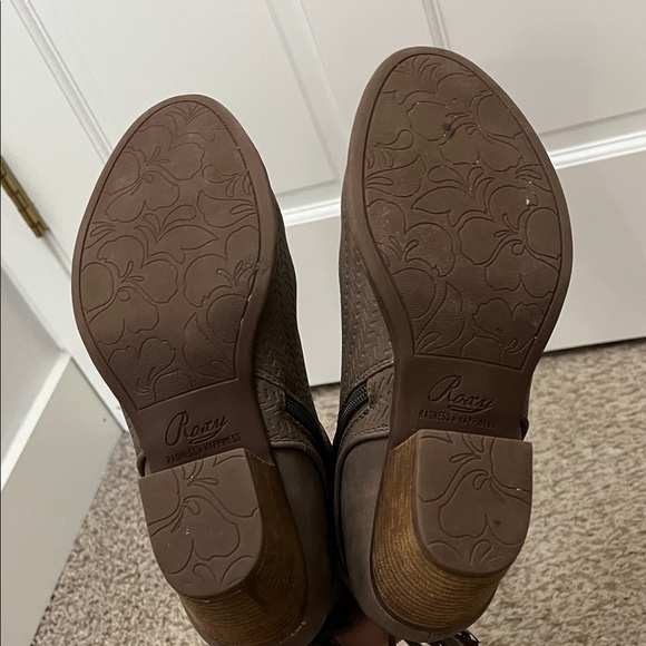 Roxy Devon Taupe Brown Textured Stacked Heel Ankle Booties - Size 9 - Picture 15 of 16